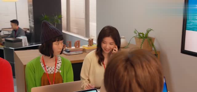 わたし、定時で帰ります 第1話 项目上线,给客户打电话 剧照